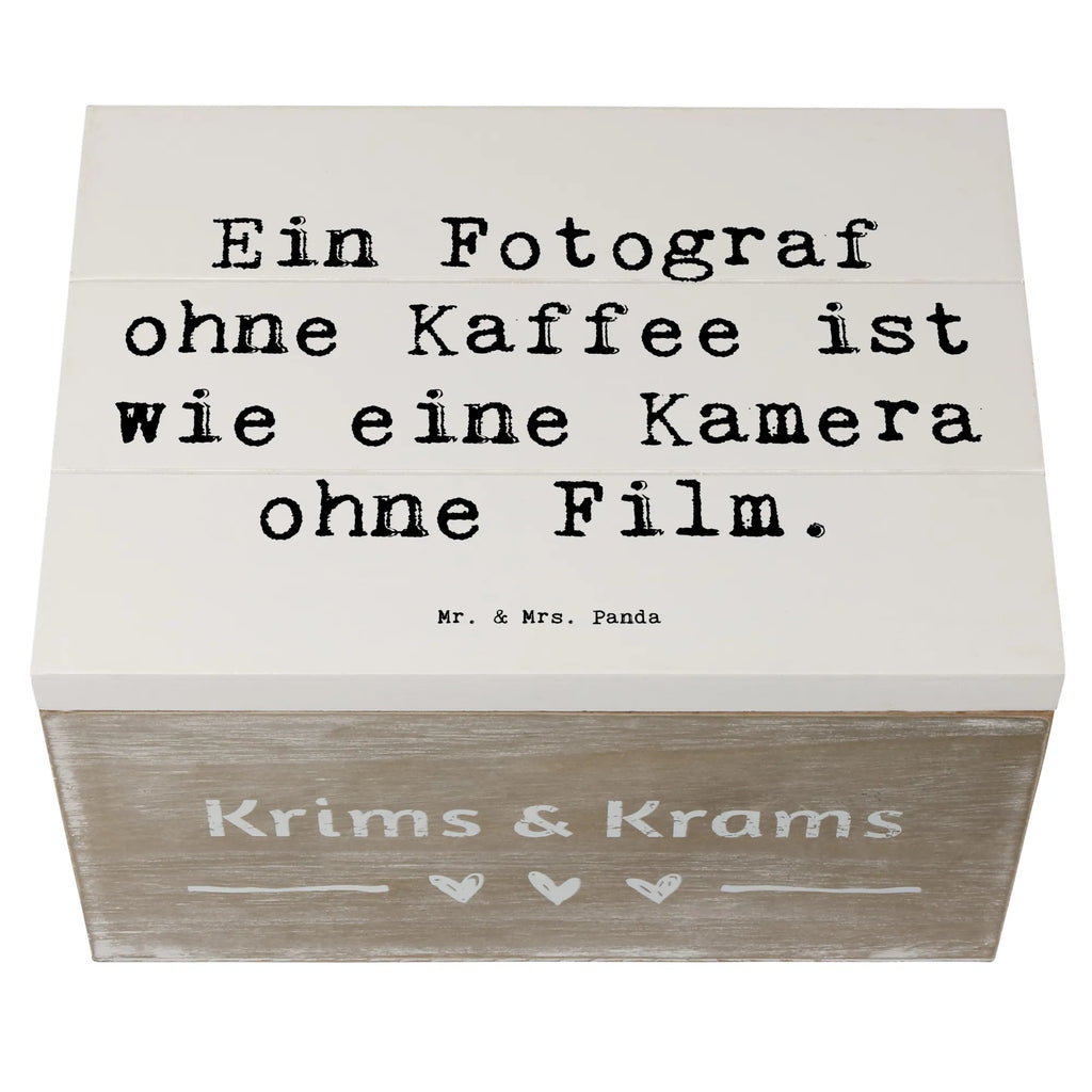 Holzkiste Spruch Ein Fotograf ohne Kaffee ist wie eine Kamera ohne Film. Schatulle, Schatzkiste, Kiste, Geschenkbox, Holzkiste, XXL, Dekokiste, Erinnerungskiste, Aufbewahrungsbox, Erinnerungsbox, Geschenkdose, Truhe, Beruf, Ausbildung, Jubiläum, Abschied, Rente, Kollege, Kollegin, Geschenk, Schenken, Arbeitskollege, Mitarbeiter, Firma, Danke, Dankeschön