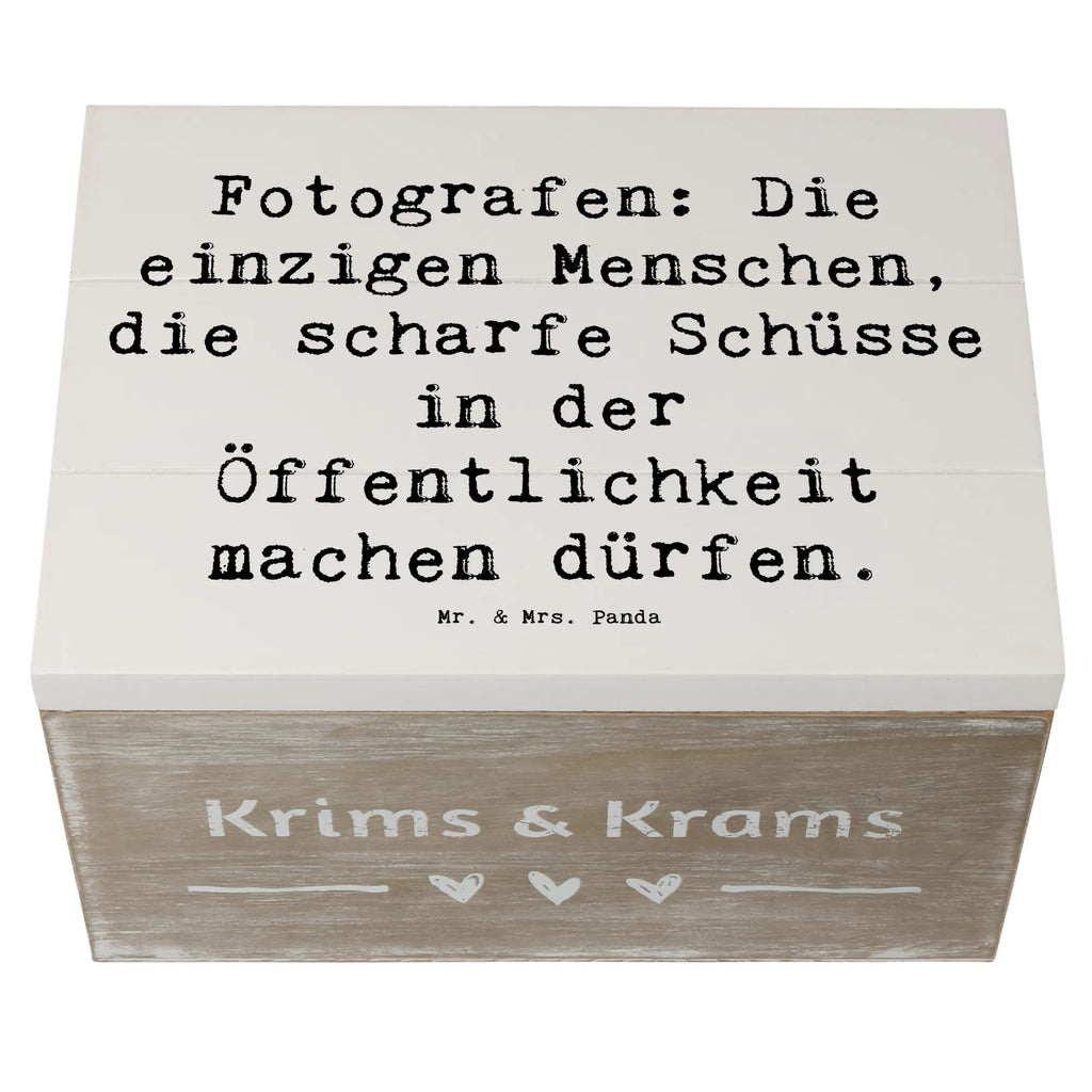 Holzkiste Spruch Fotografen: Die einzigen Menschen, die scharfe Schüsse in der Öffentlichkeit machen dürfen. Kiste, Geschenkdose, Schatulle, Holzkiste, Geschenkbox, Erinnerungskiste, XXL, Schatzkiste, Dekokiste, Truhe, Erinnerungsbox, Aufbewahrungsbox, Beruf, Ausbildung, Jubiläum, Abschied, Rente, Kollege, Kollegin, Geschenk, Schenken, Arbeitskollege, Mitarbeiter, Firma, Danke, Dankeschön