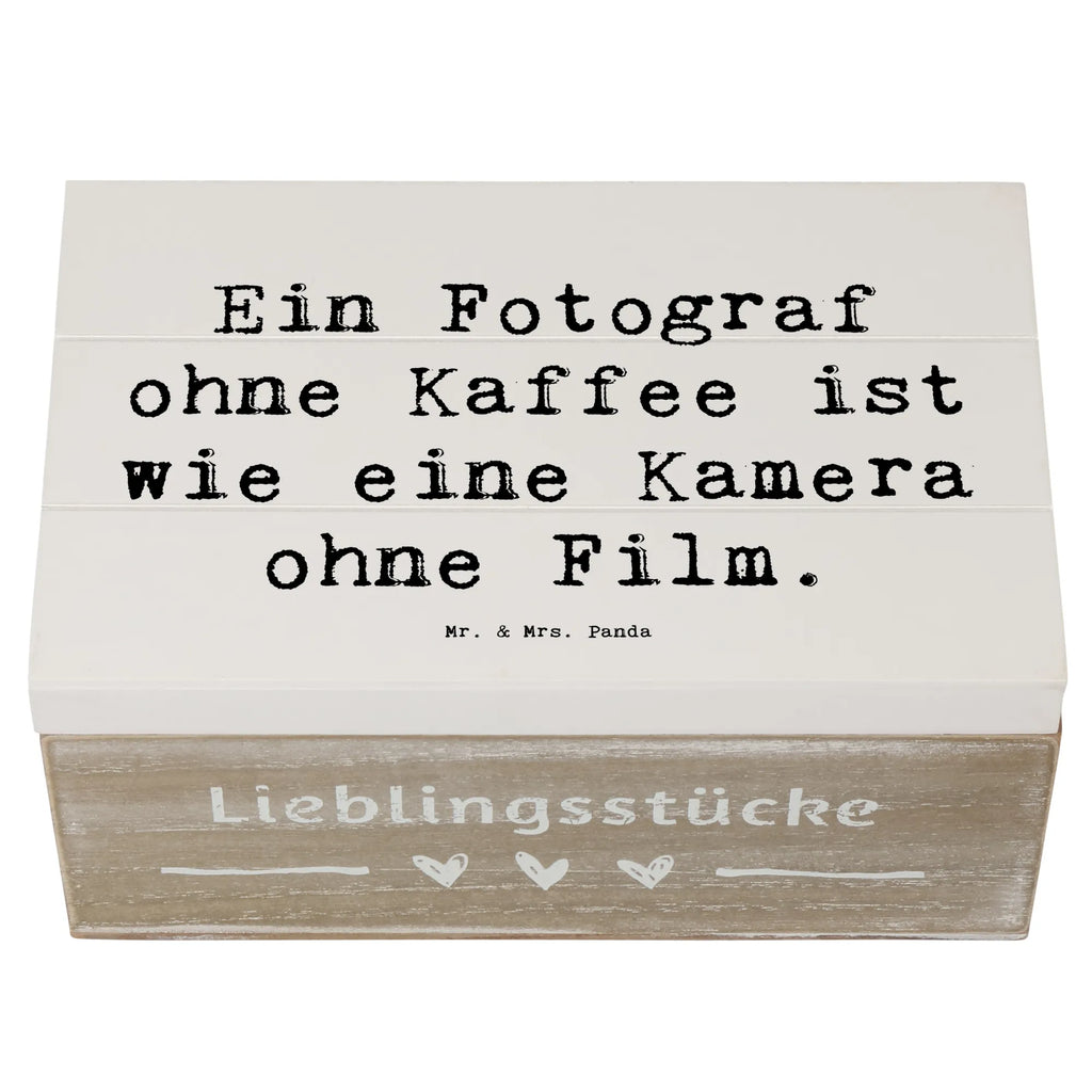 Holzkiste Spruch Ein Fotograf ohne Kaffee ist wie eine Kamera ohne Film. Schatulle, Schatzkiste, Kiste, Geschenkbox, Holzkiste, XXL, Dekokiste, Erinnerungskiste, Aufbewahrungsbox, Erinnerungsbox, Geschenkdose, Truhe, Beruf, Ausbildung, Jubiläum, Abschied, Rente, Kollege, Kollegin, Geschenk, Schenken, Arbeitskollege, Mitarbeiter, Firma, Danke, Dankeschön