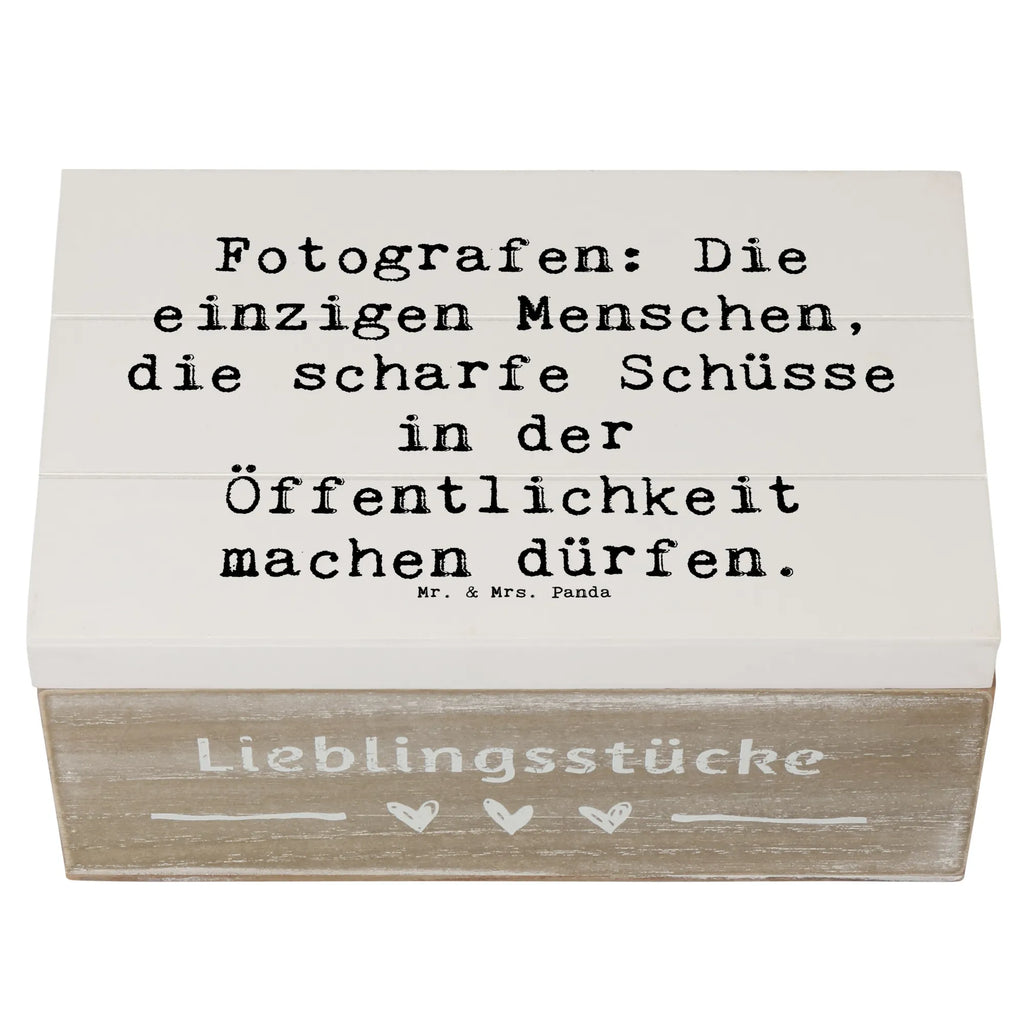 Holzkiste Spruch Fotografen: Die einzigen Menschen, die scharfe Schüsse in der Öffentlichkeit machen dürfen. Kiste, Geschenkdose, Schatulle, Holzkiste, Geschenkbox, Erinnerungskiste, XXL, Schatzkiste, Dekokiste, Truhe, Erinnerungsbox, Aufbewahrungsbox, Beruf, Ausbildung, Jubiläum, Abschied, Rente, Kollege, Kollegin, Geschenk, Schenken, Arbeitskollege, Mitarbeiter, Firma, Danke, Dankeschön