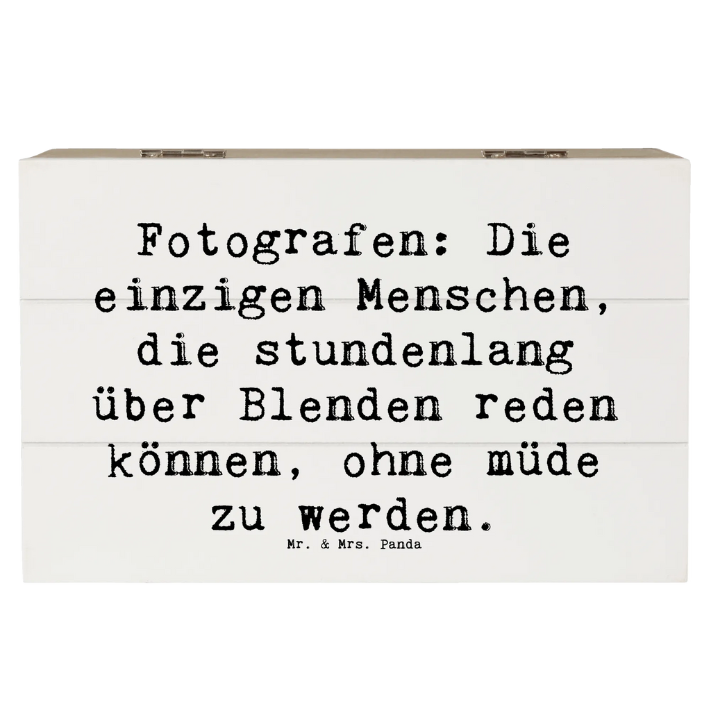 Holzkiste Spruch Fotografen: Die einzigen Menschen, die stundenlang über Blenden reden können, ohne müde zu werden. Dekokiste, Schatzkiste, Truhe, Erinnerungskiste, Geschenkbox, XXL, Geschenkdose, Erinnerungsbox, Kiste, Holzkiste, Aufbewahrungsbox, Schatulle, Beruf, Ausbildung, Jubiläum, Abschied, Rente, Kollege, Kollegin, Geschenk, Schenken, Arbeitskollege, Mitarbeiter, Firma, Danke, Dankeschön