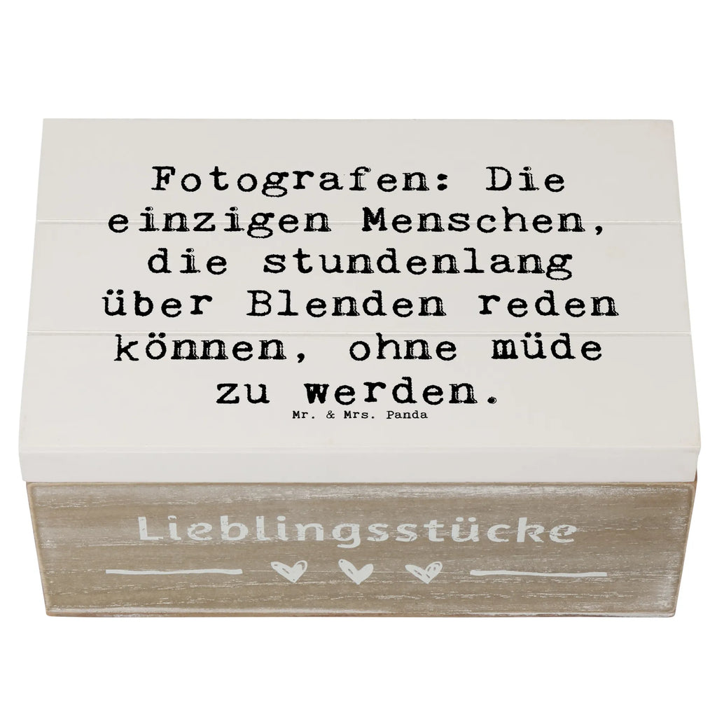 Holzkiste Spruch Fotografen: Die einzigen Menschen, die stundenlang über Blenden reden können, ohne müde zu werden. Dekokiste, Schatzkiste, Truhe, Erinnerungskiste, Geschenkbox, XXL, Geschenkdose, Erinnerungsbox, Kiste, Holzkiste, Aufbewahrungsbox, Schatulle, Beruf, Ausbildung, Jubiläum, Abschied, Rente, Kollege, Kollegin, Geschenk, Schenken, Arbeitskollege, Mitarbeiter, Firma, Danke, Dankeschön