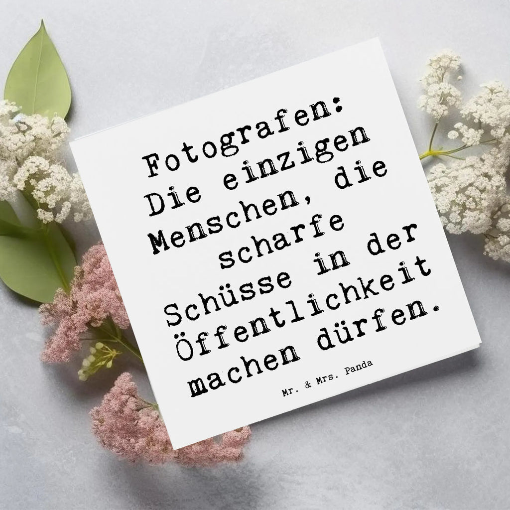 Deluxe Card Saying Fotografen: Die einzigen Menschen, die scharfe Schüsse in der Öffentlichkeit machen dürfen. Klappkarte, Grußkarte, Hochzeitskarte, Hochwertige Grußkarte, Hochwertige Klappkarte, Glückwunschkarte, Einladungskarte, Karte, Geburtstagskarte, Beruf, Ausbildung, Jubiläum, Abschied, Rente, Kollege, Kollegin, Geschenk, Schenken, Arbeitskollege, Mitarbeiter, Firma, Danke, Dankeschön
