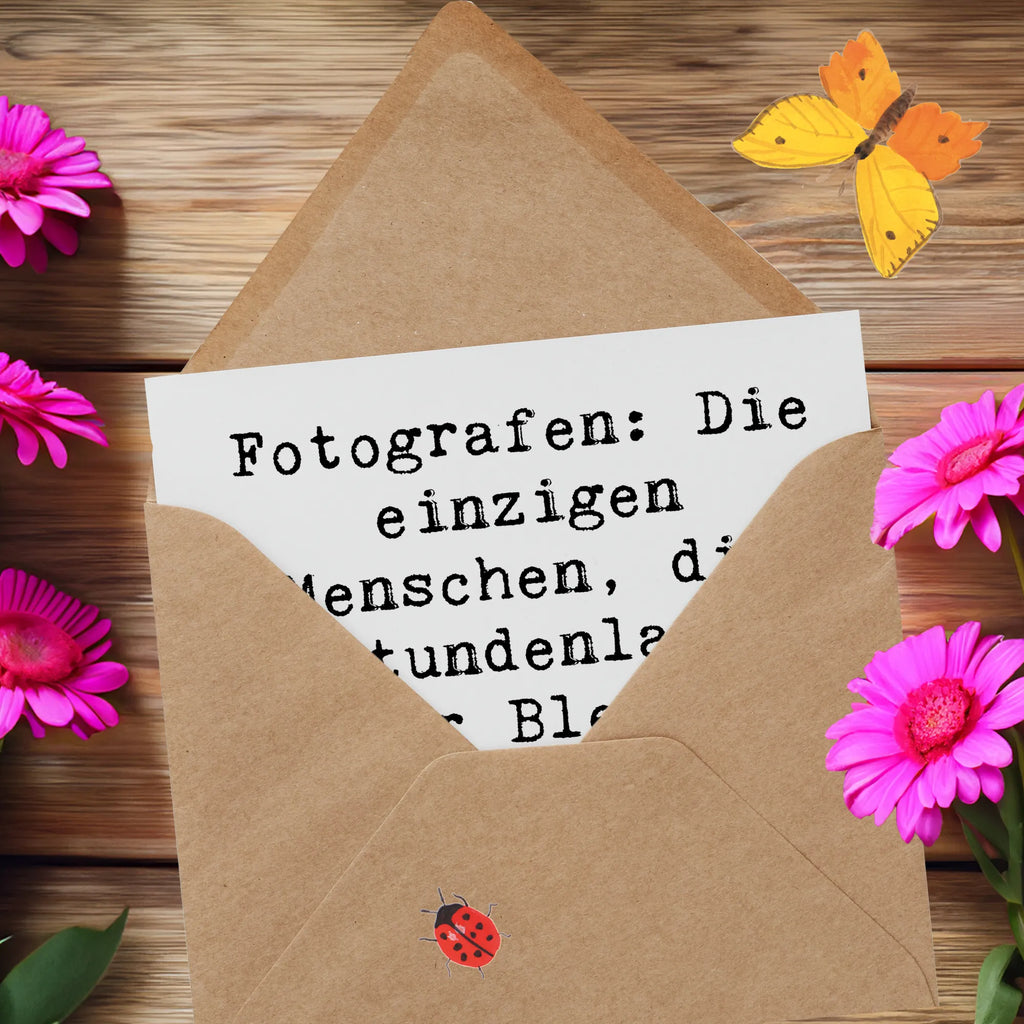 Deluxe Card Saying Fotografen: Die einzigen Menschen, die stundenlang über Blenden reden können, ohne müde zu werden. Karte, Klappkarte, Hochwertige Klappkarte, Hochzeitskarte, Hochwertige Grußkarte, Grußkarte, Glückwunschkarte, Geburtstagskarte, Einladungskarte, Beruf, Ausbildung, Jubiläum, Abschied, Rente, Kollege, Kollegin, Geschenk, Schenken, Arbeitskollege, Mitarbeiter, Firma, Danke, Dankeschön