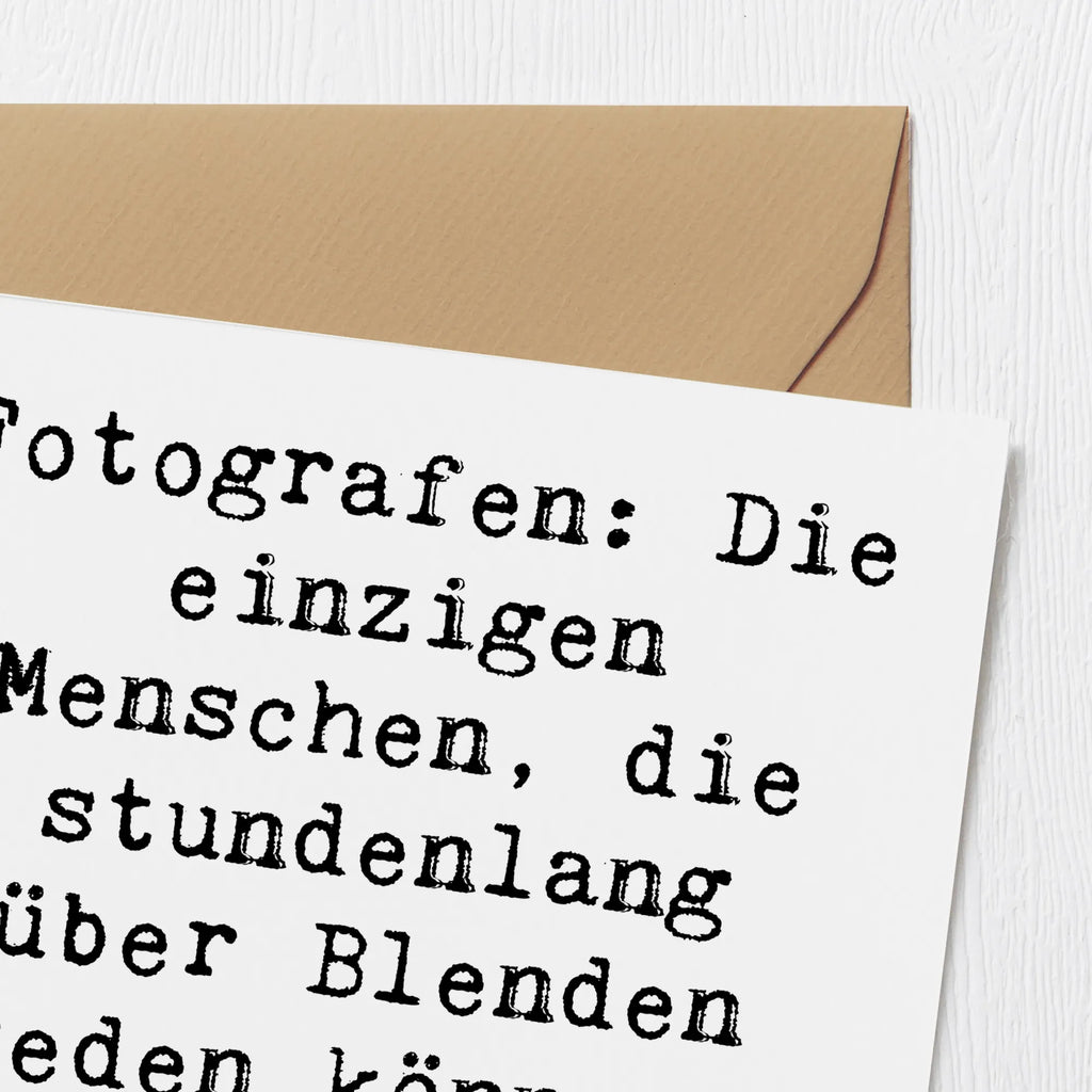 Deluxe Card Saying Fotografen: Die einzigen Menschen, die stundenlang über Blenden reden können, ohne müde zu werden. Karte, Klappkarte, Hochwertige Klappkarte, Hochzeitskarte, Hochwertige Grußkarte, Grußkarte, Glückwunschkarte, Geburtstagskarte, Einladungskarte, Beruf, Ausbildung, Jubiläum, Abschied, Rente, Kollege, Kollegin, Geschenk, Schenken, Arbeitskollege, Mitarbeiter, Firma, Danke, Dankeschön