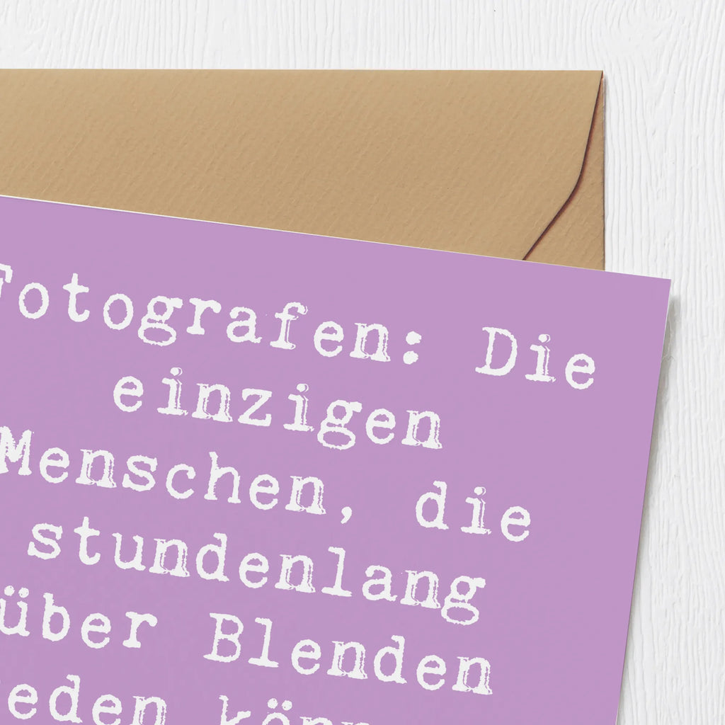 Deluxe Card Saying Fotografen: Die einzigen Menschen, die stundenlang über Blenden reden können, ohne müde zu werden. Karte, Klappkarte, Hochwertige Klappkarte, Hochzeitskarte, Hochwertige Grußkarte, Grußkarte, Glückwunschkarte, Geburtstagskarte, Einladungskarte, Beruf, Ausbildung, Jubiläum, Abschied, Rente, Kollege, Kollegin, Geschenk, Schenken, Arbeitskollege, Mitarbeiter, Firma, Danke, Dankeschön