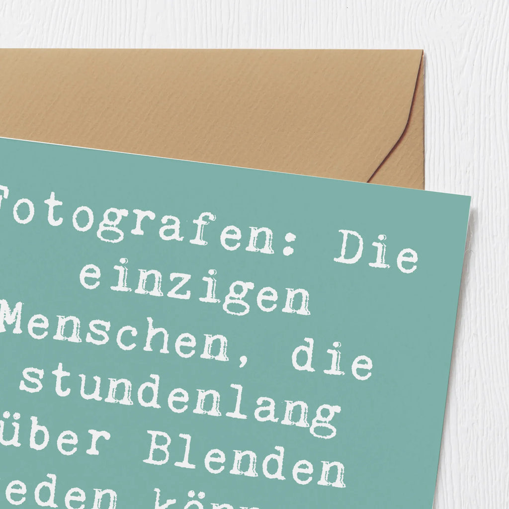 Deluxe Card Saying Fotografen: Die einzigen Menschen, die stundenlang über Blenden reden können, ohne müde zu werden. Karte, Klappkarte, Hochwertige Klappkarte, Hochzeitskarte, Hochwertige Grußkarte, Grußkarte, Glückwunschkarte, Geburtstagskarte, Einladungskarte, Beruf, Ausbildung, Jubiläum, Abschied, Rente, Kollege, Kollegin, Geschenk, Schenken, Arbeitskollege, Mitarbeiter, Firma, Danke, Dankeschön