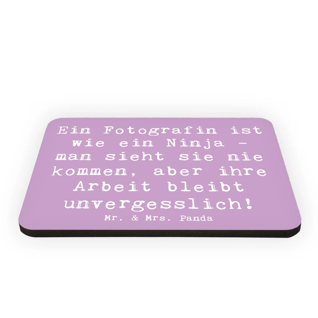 Magnet Saying Ein Fotografin ist wie ein Ninja - man sieht sie nie kommen, aber ihre Arbeit bleibt unvergesslich! Kühlschrankmagnet, Pinnwandmagnet, Notiz Magnet, Souvenir Magnet, Motivmagnete, Whiteboard Magnet, Kühlschrank Dekoration, Dekomagnet, Beruf, Ausbildung, Jubiläum, Abschied, Rente, Kollege, Kollegin, Geschenk, Schenken, Arbeitskollege, Mitarbeiter, Firma, Danke, Dankeschön