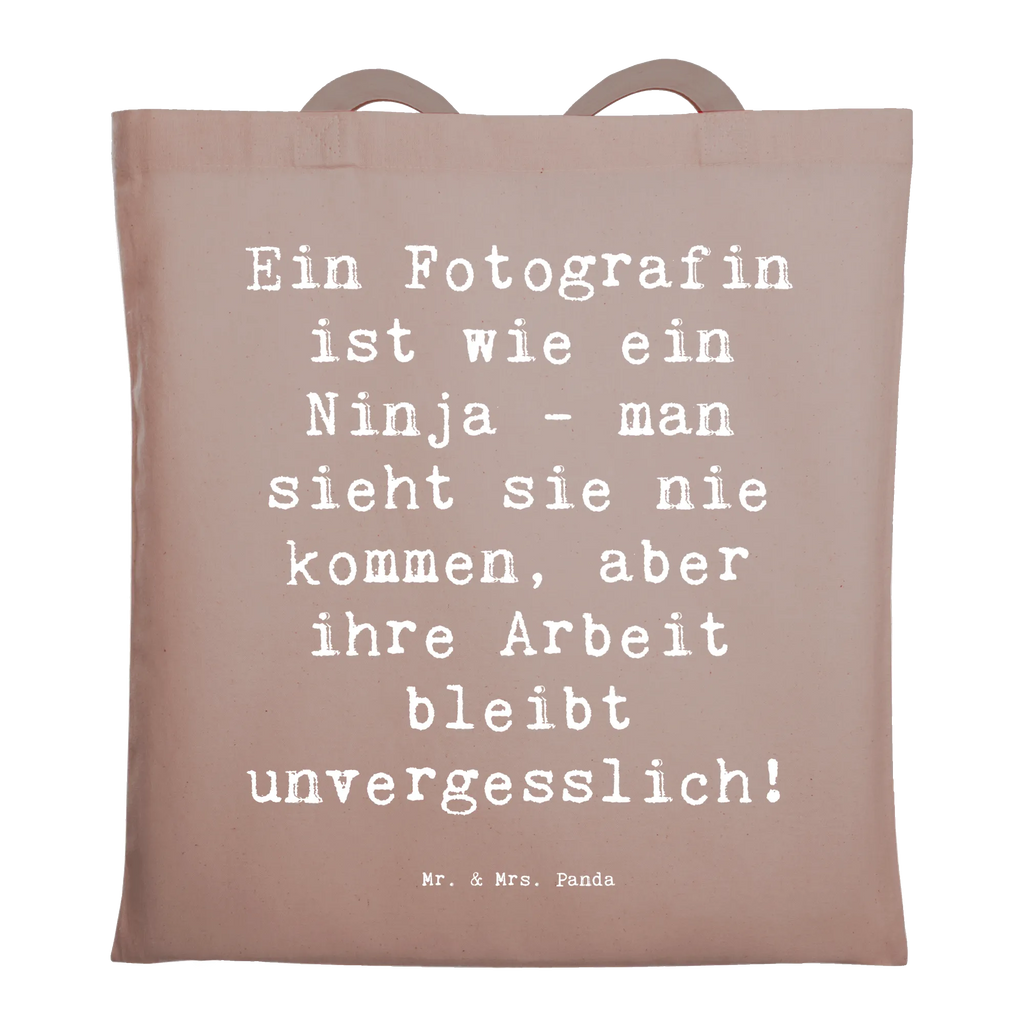 Tote bag Saying Ein Fotografin ist wie ein Ninja - man sieht sie nie kommen, aber ihre Arbeit bleibt unvergesslich! Einkaufstüte, Tragetasche, Tasche, Stofftasche, Schultertasche, Beutel, Jutetasche, Badetasche, Stoffbeutel, Umhängetasche, Einkaufstasche, Jutebeutel, Beuteltasche, Laptoptasche, Strandtasche, Shopper, Beruf, Ausbildung, Jubiläum, Abschied, Rente, Kollege, Kollegin, Geschenk, Schenken, Arbeitskollege, Mitarbeiter, Firma, Danke, Dankeschön