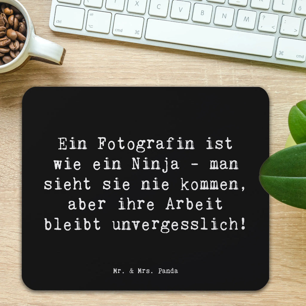 Mauspad Spruch Ein Fotografin ist wie ein Ninja - man sieht sie nie kommen, aber ihre Arbeit bleibt unvergesslich! Einzigartiges Mauspad, Designer Mauspad, Mausunterlage, Mousepad, Mauspad, Mauspad Büro, Arbeitszimmer, Computer zubehör, Büroausstattung, PC Zubehör, Beruf, Ausbildung, Jubiläum, Abschied, Rente, Kollege, Kollegin, Geschenk, Schenken, Arbeitskollege, Mitarbeiter, Firma, Danke, Dankeschön