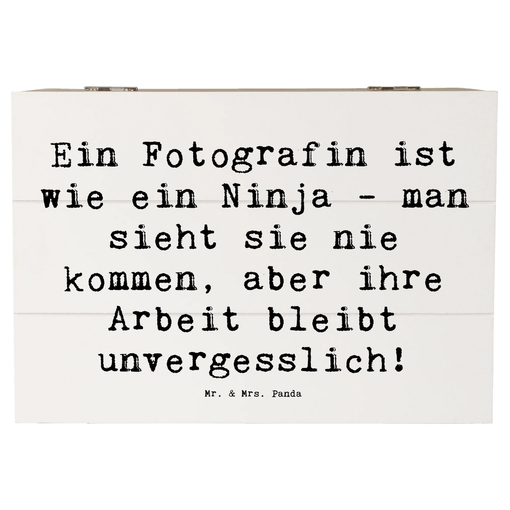 Holzkiste Spruch Ein Fotografin ist wie ein Ninja - man sieht sie nie kommen, aber ihre Arbeit bleibt unvergesslich! Holzkiste, truhe holz, Holzbox mit Deckel, Aufbewahrungsbox Holz, aufbewahrungstruhe, aufbewahrungsboxen, Schatulle, holzschatulle, Holz Aufbewahrungsbox, holzkästchen, Aufbewahrungskiste, Aufbewahrungsbox, aufbewahrungskisten, Holzboxen, Holzkisten, box holz, kiste holz, holzschachtel, aufbewahrungskiste mit deckel, Box aus Holz, Holztruhe, holztruhen, Holzbox, Holzkiste mit Deckel, Aufbewahrungsbox aus Holz, Schenken, Jubiläum, Firma, Mitarbeiter, Arbeitskollege, Kollegin, Kollege, Rente, Abschied, Ausbildung, Beruf, Dankeschön, Danke, Geschenk