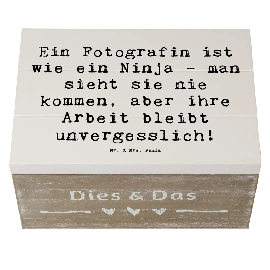 Holzkiste Spruch Ein Fotografin ist wie ein Ninja - man sieht sie nie kommen, aber ihre Arbeit bleibt unvergesslich! Holzkiste, truhe holz, Holzbox mit Deckel, Aufbewahrungsbox Holz, aufbewahrungstruhe, aufbewahrungsboxen, Schatulle, holzschatulle, Holz Aufbewahrungsbox, holzkästchen, Aufbewahrungskiste, Aufbewahrungsbox, aufbewahrungskisten, Holzboxen, Holzkisten, box holz, kiste holz, holzschachtel, aufbewahrungskiste mit deckel, Box aus Holz, Holztruhe, holztruhen, Holzbox, Holzkiste mit Deckel, Aufbewahrungsbox aus Holz, Schenken, Jubiläum, Firma, Mitarbeiter, Arbeitskollege, Kollegin, Kollege, Rente, Abschied, Ausbildung, Beruf, Dankeschön, Danke, Geschenk