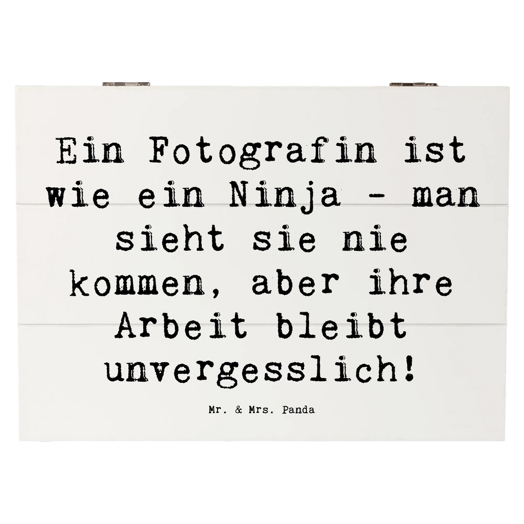 Holzkiste Spruch Ein Fotografin ist wie ein Ninja - man sieht sie nie kommen, aber ihre Arbeit bleibt unvergesslich! Holzkiste, truhe holz, Holzbox mit Deckel, Aufbewahrungsbox Holz, aufbewahrungstruhe, aufbewahrungsboxen, Schatulle, holzschatulle, Holz Aufbewahrungsbox, holzkästchen, Aufbewahrungskiste, Aufbewahrungsbox, aufbewahrungskisten, Holzboxen, Holzkisten, box holz, kiste holz, holzschachtel, aufbewahrungskiste mit deckel, Box aus Holz, Holztruhe, holztruhen, Holzbox, Holzkiste mit Deckel, Aufbewahrungsbox aus Holz, Schenken, Jubiläum, Firma, Mitarbeiter, Arbeitskollege, Kollegin, Kollege, Rente, Abschied, Ausbildung, Beruf, Dankeschön, Danke, Geschenk