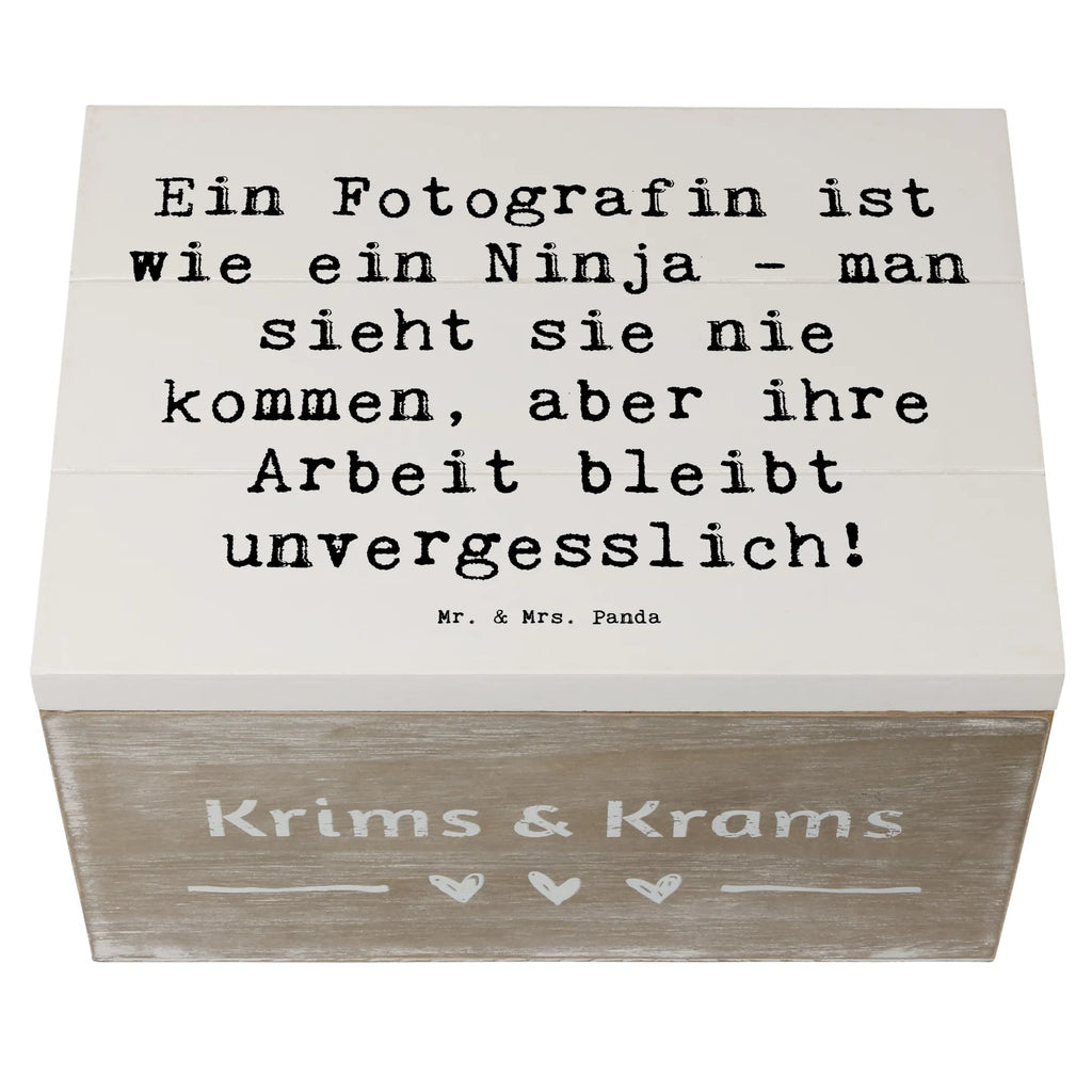 Holzkiste Spruch Ein Fotografin ist wie ein Ninja - man sieht sie nie kommen, aber ihre Arbeit bleibt unvergesslich! Holzkiste, truhe holz, Holzbox mit Deckel, Aufbewahrungsbox Holz, aufbewahrungstruhe, aufbewahrungsboxen, Schatulle, holzschatulle, Holz Aufbewahrungsbox, holzkästchen, Aufbewahrungskiste, Aufbewahrungsbox, aufbewahrungskisten, Holzboxen, Holzkisten, box holz, kiste holz, holzschachtel, aufbewahrungskiste mit deckel, Box aus Holz, Holztruhe, holztruhen, Holzbox, Holzkiste mit Deckel, Aufbewahrungsbox aus Holz, Schenken, Jubiläum, Firma, Mitarbeiter, Arbeitskollege, Kollegin, Kollege, Rente, Abschied, Ausbildung, Beruf, Dankeschön, Danke, Geschenk