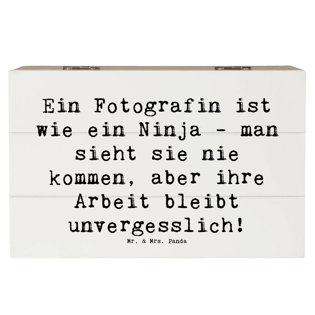Holzkiste Spruch Ein Fotografin ist wie ein Ninja - man sieht sie nie kommen, aber ihre Arbeit bleibt unvergesslich! Holzkiste, truhe holz, Holzbox mit Deckel, Aufbewahrungsbox Holz, aufbewahrungstruhe, aufbewahrungsboxen, Schatulle, holzschatulle, Holz Aufbewahrungsbox, holzkästchen, Aufbewahrungskiste, Aufbewahrungsbox, aufbewahrungskisten, Holzboxen, Holzkisten, box holz, kiste holz, holzschachtel, aufbewahrungskiste mit deckel, Box aus Holz, Holztruhe, holztruhen, Holzbox, Holzkiste mit Deckel, Aufbewahrungsbox aus Holz, Schenken, Jubiläum, Firma, Mitarbeiter, Arbeitskollege, Kollegin, Kollege, Rente, Abschied, Ausbildung, Beruf, Dankeschön, Danke, Geschenk