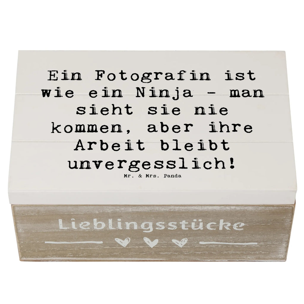 Holzkiste Spruch Ein Fotografin ist wie ein Ninja - man sieht sie nie kommen, aber ihre Arbeit bleibt unvergesslich! Holzkiste, truhe holz, Holzbox mit Deckel, Aufbewahrungsbox Holz, aufbewahrungstruhe, aufbewahrungsboxen, Schatulle, holzschatulle, Holz Aufbewahrungsbox, holzkästchen, Aufbewahrungskiste, Aufbewahrungsbox, aufbewahrungskisten, Holzboxen, Holzkisten, box holz, kiste holz, holzschachtel, aufbewahrungskiste mit deckel, Box aus Holz, Holztruhe, holztruhen, Holzbox, Holzkiste mit Deckel, Aufbewahrungsbox aus Holz, Schenken, Jubiläum, Firma, Mitarbeiter, Arbeitskollege, Kollegin, Kollege, Rente, Abschied, Ausbildung, Beruf, Dankeschön, Danke, Geschenk