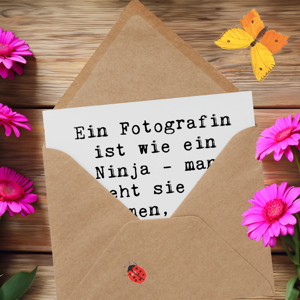 Deluxe Card Saying Ein Fotografin ist wie ein Ninja - man sieht sie nie kommen, aber ihre Arbeit bleibt unvergesslich! Karte, Hochwertige Grußkarte, Einladungskarte, Hochwertige Klappkarte, Grußkarte, Klappkarte, Geburtstagskarte, Hochzeitskarte, Glückwunschkarte, Beruf, Ausbildung, Jubiläum, Abschied, Rente, Kollege, Kollegin, Geschenk, Schenken, Arbeitskollege, Mitarbeiter, Firma, Danke, Dankeschön