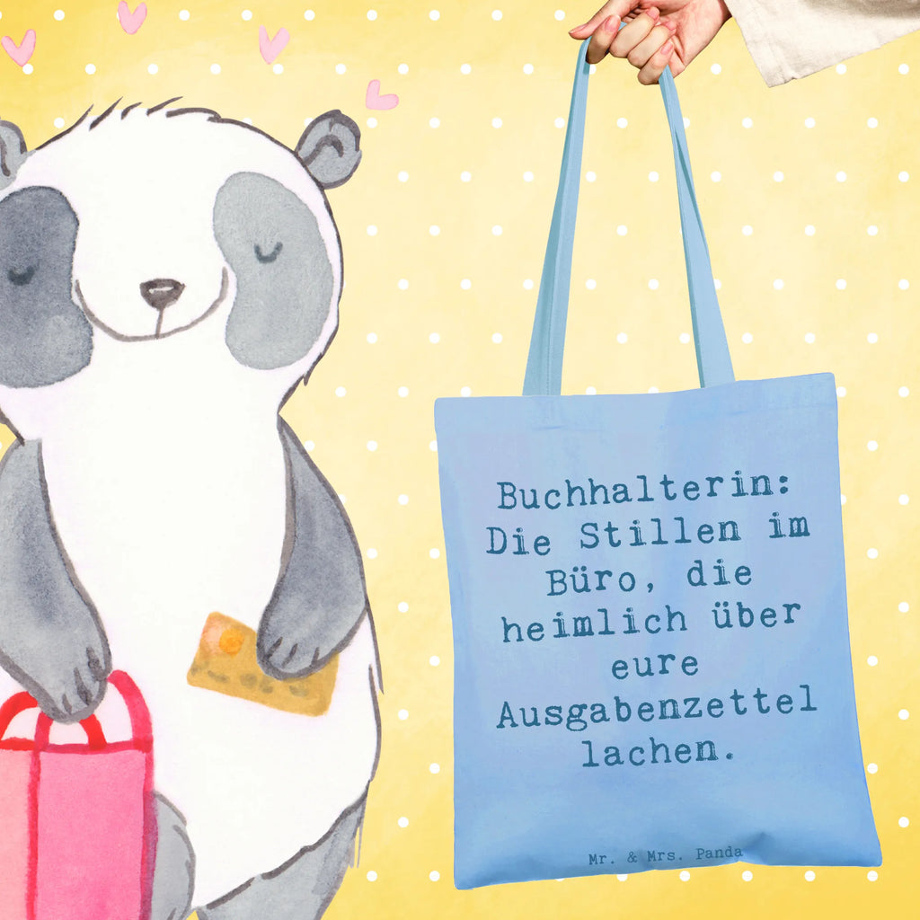 Tragetasche Spruch Buchhalterin: Die Stillen im Büro, die heimlich über eure Ausgabenzettel lachen. Beuteltasche, Tasche, Laptoptasche, Badetasche, Stoffbeutel, Stofftasche, Umhängetasche, Schultertasche, Einkaufstüte, Tragetasche, Einkaufstasche, Shopper, Strandtasche, Jutebeutel, Beutel, Jutetasche, Beruf, Ausbildung, Jubiläum, Abschied, Rente, Kollege, Kollegin, Geschenk, Schenken, Arbeitskollege, Mitarbeiter, Firma, Danke, Dankeschön