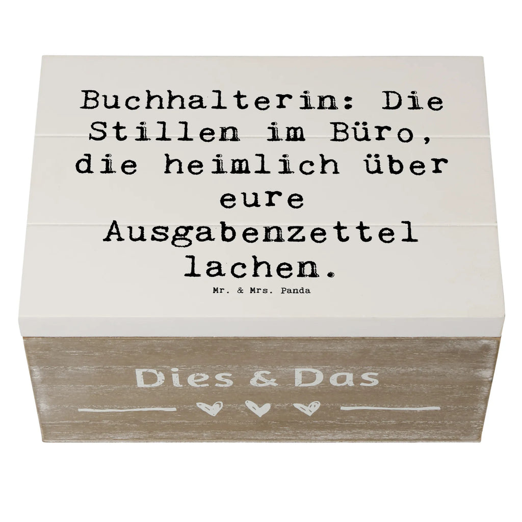 Holzkiste Spruch Buchhalterin: Die Stillen im Büro, die heimlich über eure Ausgabenzettel lachen. Aufbewahrungsbox, Geschenkdose, Geschenkbox, Schatzkiste, Schatulle, Erinnerungskiste, Truhe, XXL, Erinnerungsbox, Holzkiste, Dekokiste, Kiste, Beruf, Ausbildung, Jubiläum, Abschied, Rente, Kollege, Kollegin, Geschenk, Schenken, Arbeitskollege, Mitarbeiter, Firma, Danke, Dankeschön