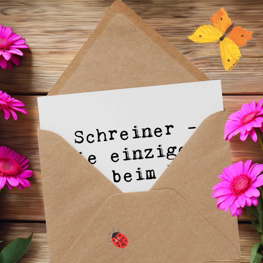 Deluxe Card Saying Schreiner - Die einzigen, die beim Holz nicht auf dem Holzweg sind! Karte, Geburtstagskarte, Hochwertige Klappkarte, Hochzeitskarte, Glückwunschkarte, Hochwertige Grußkarte, Klappkarte, Einladungskarte, Grußkarte, Beruf, Ausbildung, Jubiläum, Abschied, Rente, Kollege, Kollegin, Geschenk, Schenken, Arbeitskollege, Mitarbeiter, Firma, Danke, Dankeschön
