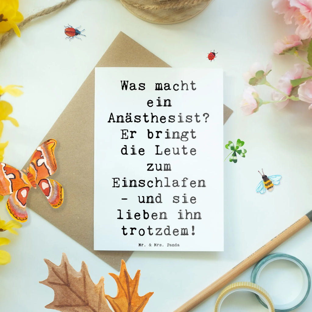 Greetings card Saying Was macht ein Anästhesist? Er bringt die Leute zum Einschlafen - und sie lieben ihn trotzdem! Klappkarte, Einladungskarte, Geburtstagskarte, Ansichtskarten, Grußkarte, Glückwunschkarte, Hochzeitskarte, Karte, Beruf, Ausbildung, Jubiläum, Abschied, Rente, Kollege, Kollegin, Geschenk, Schenken, Arbeitskollege, Mitarbeiter, Firma, Danke, Dankeschön