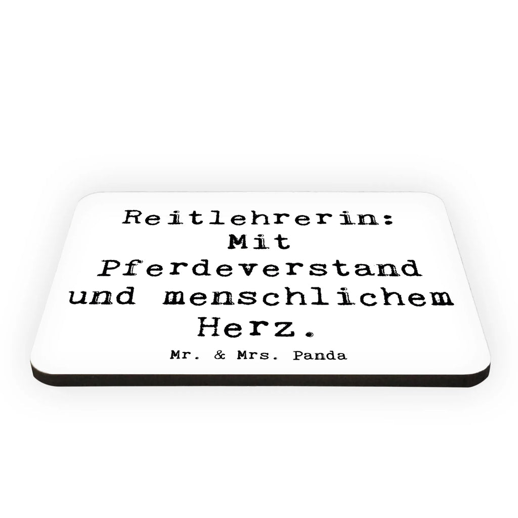 Magnet Spruch Reitlehrerin: Mit Pferdeverstand und menschlichem Herz. Pinnwandmagnet, Notiz Magnet, Motivmagnete, Kühlschrankmagnet, Dekomagnet, Whiteboard Magnet, Kühlschrank Dekoration, Souvenir Magnet, Beruf, Ausbildung, Jubiläum, Abschied, Rente, Kollege, Kollegin, Geschenk, Schenken, Arbeitskollege, Mitarbeiter, Firma, Danke, Dankeschön
