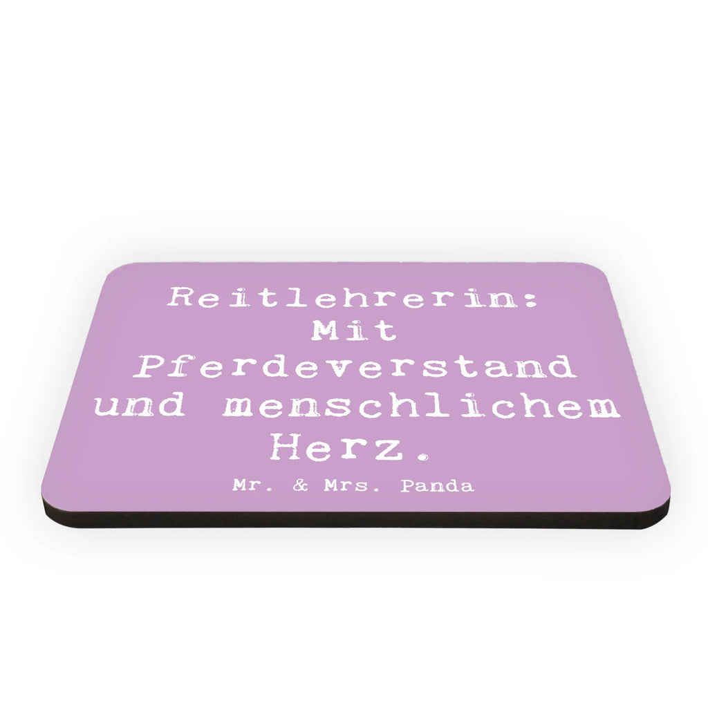 Magnet Spruch Reitlehrerin: Mit Pferdeverstand und menschlichem Herz. Pinnwandmagnet, Notiz Magnet, Motivmagnete, Kühlschrankmagnet, Dekomagnet, Whiteboard Magnet, Kühlschrank Dekoration, Souvenir Magnet, Beruf, Ausbildung, Jubiläum, Abschied, Rente, Kollege, Kollegin, Geschenk, Schenken, Arbeitskollege, Mitarbeiter, Firma, Danke, Dankeschön