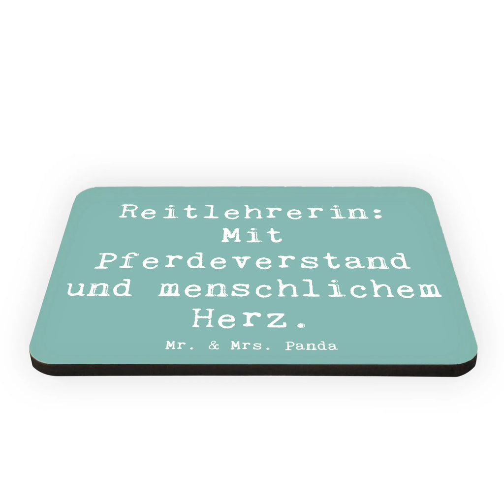 Magnet Spruch Reitlehrerin: Mit Pferdeverstand und menschlichem Herz. Pinnwandmagnet, Notiz Magnet, Motivmagnete, Kühlschrankmagnet, Dekomagnet, Whiteboard Magnet, Kühlschrank Dekoration, Souvenir Magnet, Beruf, Ausbildung, Jubiläum, Abschied, Rente, Kollege, Kollegin, Geschenk, Schenken, Arbeitskollege, Mitarbeiter, Firma, Danke, Dankeschön