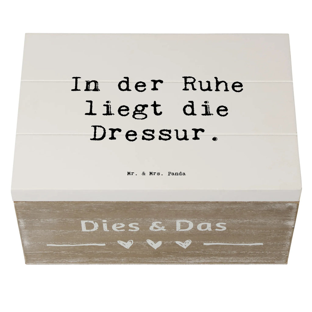 Holzkiste Spruch In der Ruhe liegt die Dressur. Erinnerungsbox, Holzkiste, Geschenkbox, Truhe, Erinnerungskiste, XXL, Aufbewahrungsbox, Schatulle, Schatzkiste, Kiste, Geschenkdose, Dekokiste, Beruf, Ausbildung, Jubiläum, Abschied, Rente, Kollege, Kollegin, Geschenk, Schenken, Arbeitskollege, Mitarbeiter, Firma, Danke, Dankeschön