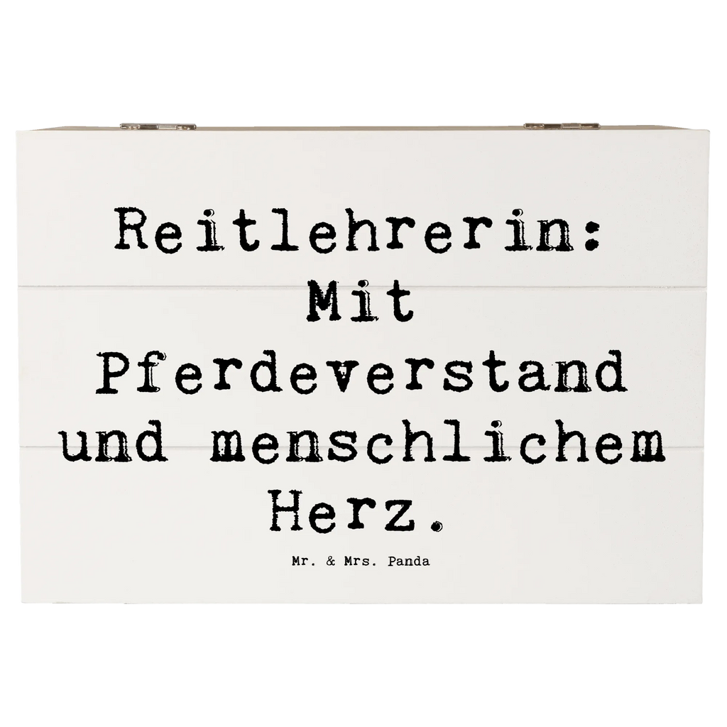 Holzkiste Spruch Reitlehrerin: Mit Pferdeverstand und menschlichem Herz. Erinnerungsbox, XXL, Aufbewahrungsbox, Truhe, Kiste, Geschenkdose, Erinnerungskiste, Geschenkbox, Schatulle, Dekokiste, Holzkiste, Schatzkiste, Beruf, Ausbildung, Jubiläum, Abschied, Rente, Kollege, Kollegin, Geschenk, Schenken, Arbeitskollege, Mitarbeiter, Firma, Danke, Dankeschön