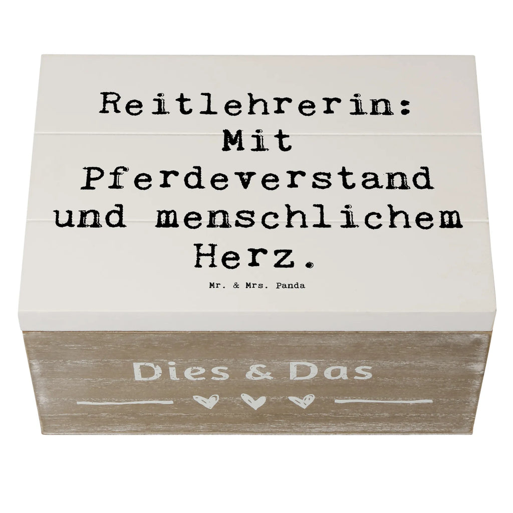 Holzkiste Spruch Reitlehrerin: Mit Pferdeverstand und menschlichem Herz. Erinnerungsbox, XXL, Aufbewahrungsbox, Truhe, Kiste, Geschenkdose, Erinnerungskiste, Geschenkbox, Schatulle, Dekokiste, Holzkiste, Schatzkiste, Beruf, Ausbildung, Jubiläum, Abschied, Rente, Kollege, Kollegin, Geschenk, Schenken, Arbeitskollege, Mitarbeiter, Firma, Danke, Dankeschön