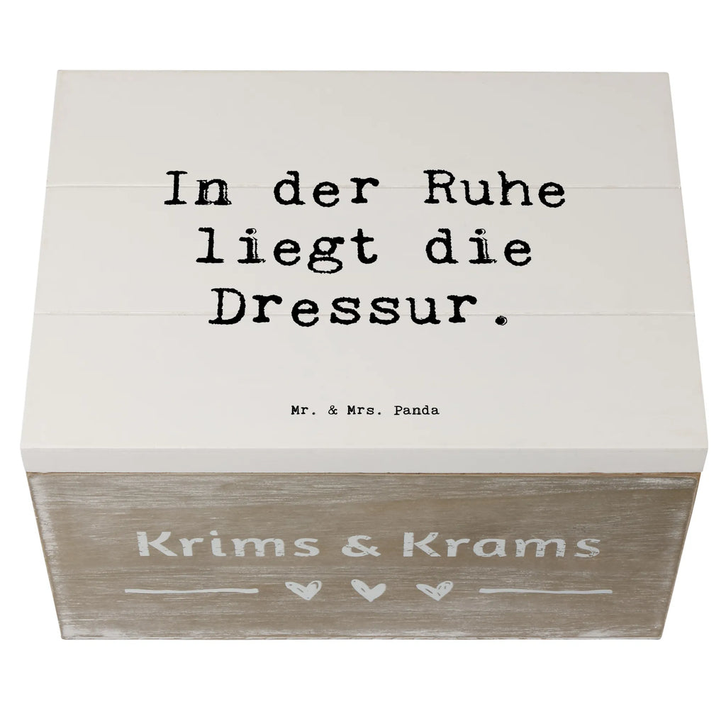 Holzkiste Spruch In der Ruhe liegt die Dressur. Erinnerungsbox, Holzkiste, Geschenkbox, Truhe, Erinnerungskiste, XXL, Aufbewahrungsbox, Schatulle, Schatzkiste, Kiste, Geschenkdose, Dekokiste, Beruf, Ausbildung, Jubiläum, Abschied, Rente, Kollege, Kollegin, Geschenk, Schenken, Arbeitskollege, Mitarbeiter, Firma, Danke, Dankeschön