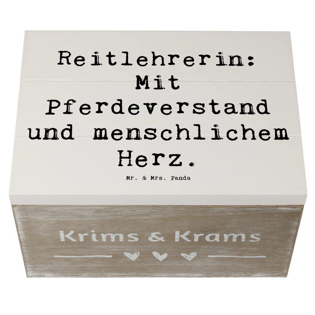 Holzkiste Spruch Reitlehrerin: Mit Pferdeverstand und menschlichem Herz. Erinnerungsbox, XXL, Aufbewahrungsbox, Truhe, Kiste, Geschenkdose, Erinnerungskiste, Geschenkbox, Schatulle, Dekokiste, Holzkiste, Schatzkiste, Beruf, Ausbildung, Jubiläum, Abschied, Rente, Kollege, Kollegin, Geschenk, Schenken, Arbeitskollege, Mitarbeiter, Firma, Danke, Dankeschön
