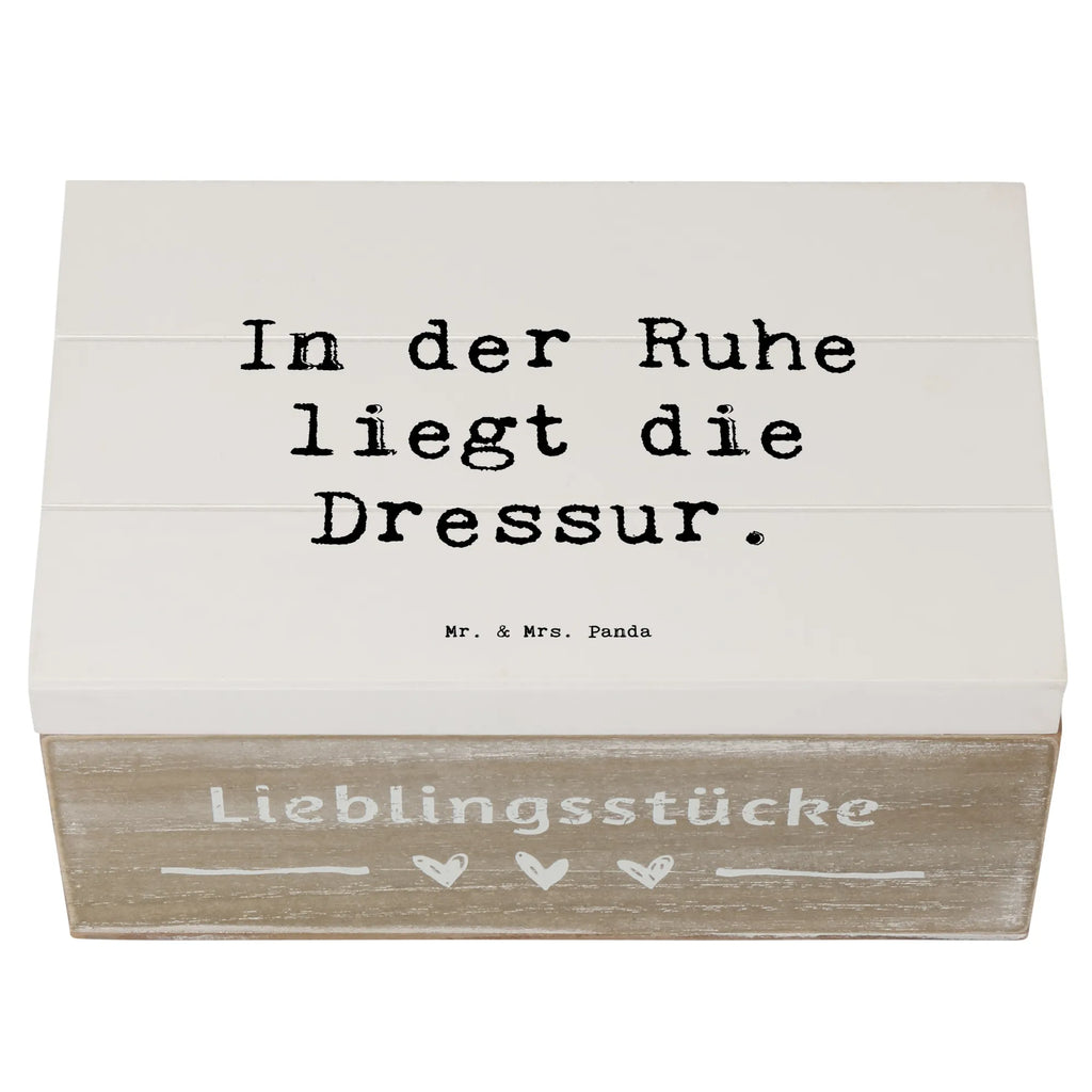 Holzkiste Spruch In der Ruhe liegt die Dressur. Erinnerungsbox, Holzkiste, Geschenkbox, Truhe, Erinnerungskiste, XXL, Aufbewahrungsbox, Schatulle, Schatzkiste, Kiste, Geschenkdose, Dekokiste, Beruf, Ausbildung, Jubiläum, Abschied, Rente, Kollege, Kollegin, Geschenk, Schenken, Arbeitskollege, Mitarbeiter, Firma, Danke, Dankeschön