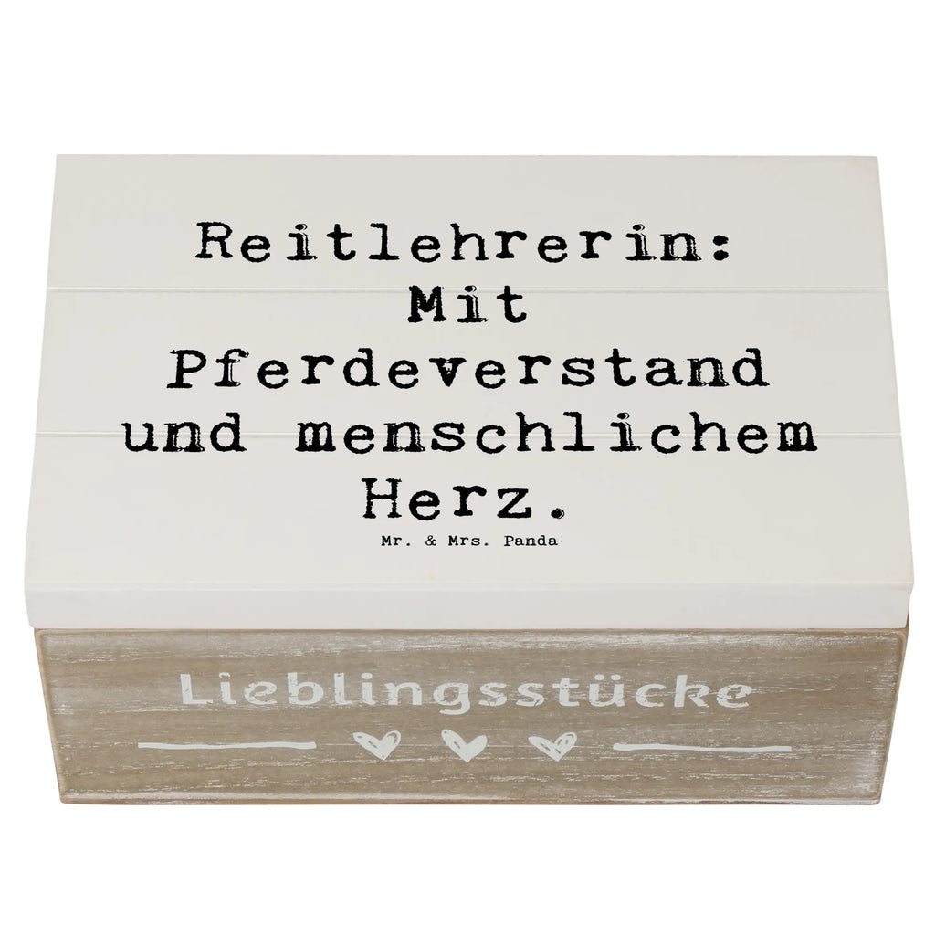 Holzkiste Spruch Reitlehrerin: Mit Pferdeverstand und menschlichem Herz. Erinnerungsbox, XXL, Aufbewahrungsbox, Truhe, Kiste, Geschenkdose, Erinnerungskiste, Geschenkbox, Schatulle, Dekokiste, Holzkiste, Schatzkiste, Beruf, Ausbildung, Jubiläum, Abschied, Rente, Kollege, Kollegin, Geschenk, Schenken, Arbeitskollege, Mitarbeiter, Firma, Danke, Dankeschön