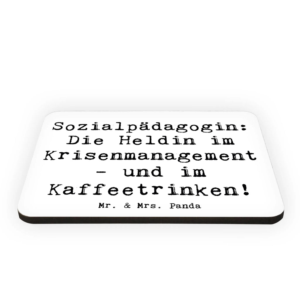 Magnet Spruch Sozialpädagogin: Die Heldin im Krisenmanagement - und im Kaffeetrinken! Kühlschrankmagnet, Dekomagnet, Pinnwandmagnet, Motivmagnete, Notiz Magnet, Souvenir Magnet, Kühlschrank Dekoration, Whiteboard Magnet, Beruf, Ausbildung, Jubiläum, Abschied, Rente, Kollege, Kollegin, Geschenk, Schenken, Arbeitskollege, Mitarbeiter, Firma, Danke, Dankeschön
