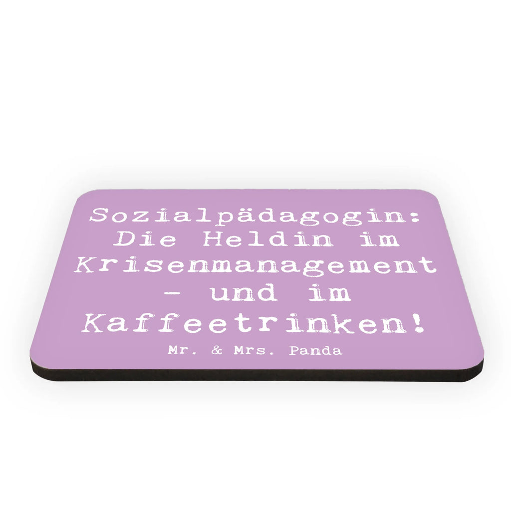 Magnet Spruch Sozialpädagogin: Die Heldin im Krisenmanagement - und im Kaffeetrinken! Kühlschrankmagnet, Dekomagnet, Pinnwandmagnet, Motivmagnete, Notiz Magnet, Souvenir Magnet, Kühlschrank Dekoration, Whiteboard Magnet, Beruf, Ausbildung, Jubiläum, Abschied, Rente, Kollege, Kollegin, Geschenk, Schenken, Arbeitskollege, Mitarbeiter, Firma, Danke, Dankeschön