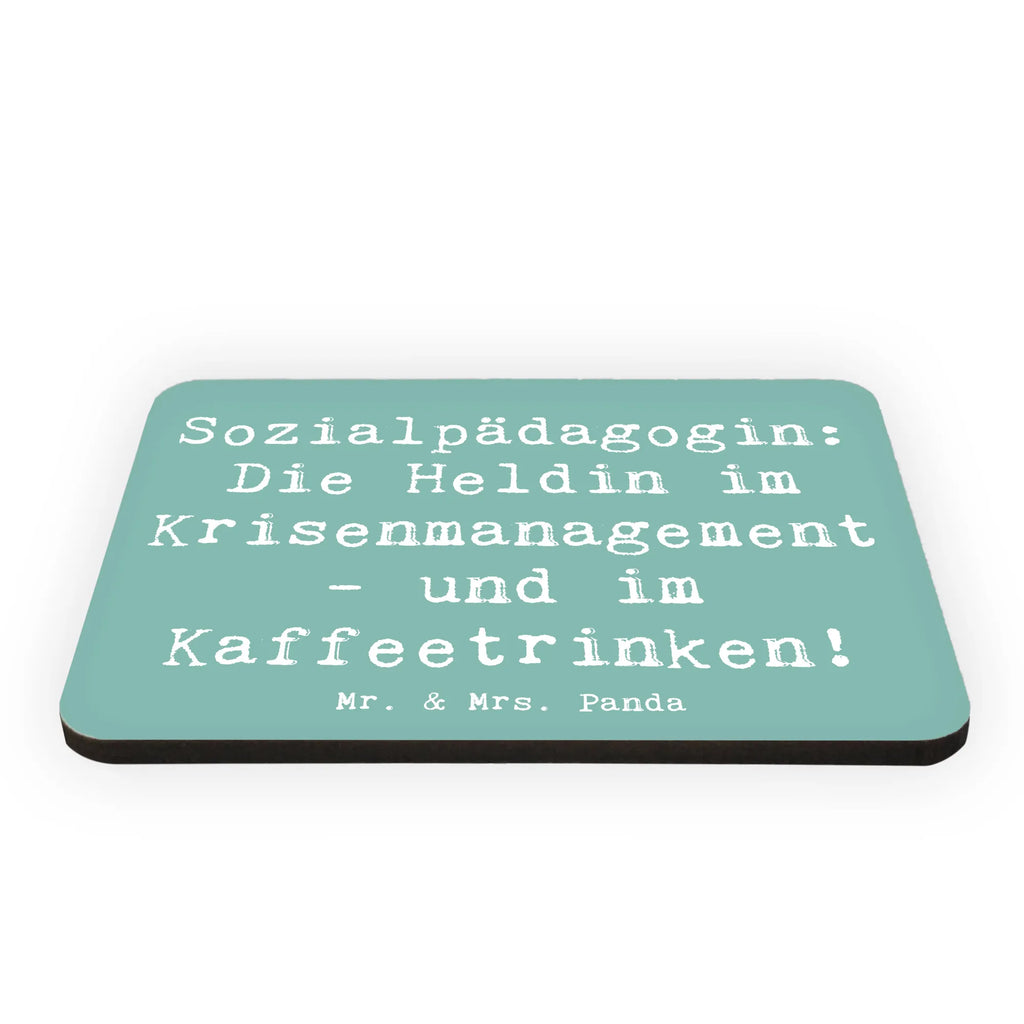 Magnet Spruch Sozialpädagogin: Die Heldin im Krisenmanagement - und im Kaffeetrinken! Kühlschrankmagnet, Dekomagnet, Pinnwandmagnet, Motivmagnete, Notiz Magnet, Souvenir Magnet, Kühlschrank Dekoration, Whiteboard Magnet, Beruf, Ausbildung, Jubiläum, Abschied, Rente, Kollege, Kollegin, Geschenk, Schenken, Arbeitskollege, Mitarbeiter, Firma, Danke, Dankeschön