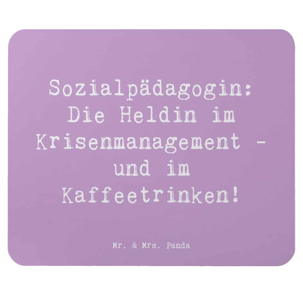 Mauspad Spruch Sozialpädagogin: Die Heldin im Krisenmanagement - und im Kaffeetrinken! Einzigartiges Mauspad, Büroausstattung, Mauspad Büro, Arbeitszimmer, PC Zubehör, Computer zubehör, Designer Mauspad, Mousepad, Mauspad, Mausunterlage, Beruf, Ausbildung, Jubiläum, Abschied, Rente, Kollege, Kollegin, Geschenk, Schenken, Arbeitskollege, Mitarbeiter, Firma, Danke, Dankeschön