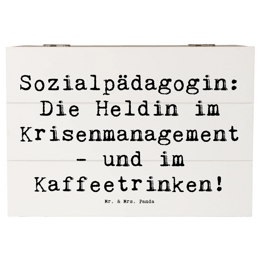 Holzkiste Spruch Sozialpädagogin: Die Heldin im Krisenmanagement - und im Kaffeetrinken! XXL, Kiste, Geschenkdose, Schatzkiste, Dekokiste, Schatulle, Erinnerungsbox, Erinnerungskiste, Aufbewahrungsbox, Geschenkbox, Truhe, Holzkiste, Beruf, Ausbildung, Jubiläum, Abschied, Rente, Kollege, Kollegin, Geschenk, Schenken, Arbeitskollege, Mitarbeiter, Firma, Danke, Dankeschön
