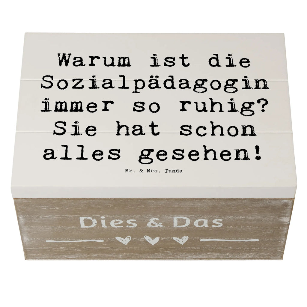 Holzkiste Spruch Warum ist die Sozialpädagogin immer so ruhig? Sie hat schon alles gesehen! aufbewahrungstruhe, Holzbox mit Deckel, Holzboxen, Box aus Holz, kiste holz, Aufbewahrungsbox aus Holz, Holztruhe, Holz Aufbewahrungsbox, Holzkiste, aufbewahrungskiste mit deckel, Holzbox, aufbewahrungsboxen, holztruhen, Aufbewahrungsbox Holz, holzkästchen, Aufbewahrungsbox, Schatulle, Holzkisten, Holzkiste mit Deckel, box holz, Aufbewahrungskiste, holzschatulle, holzschachtel, aufbewahrungskisten, truhe holz, Geschenk, Danke, Dankeschön, Schenken, Beruf, Ausbildung, Abschied, Rente, Kollege, Kollegin, Arbeitskollege, Mitarbeiter, Jubiläum, Firma