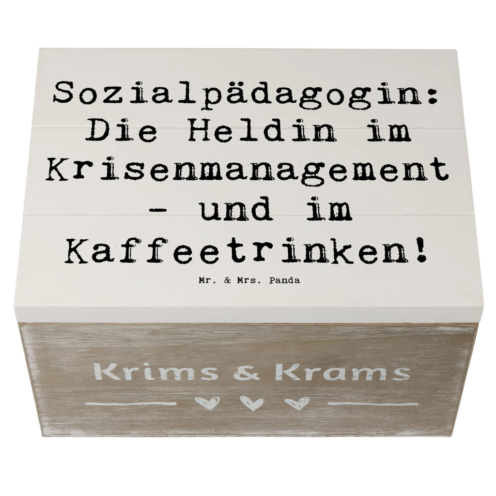 Holzkiste Spruch Sozialpädagogin: Die Heldin im Krisenmanagement - und im Kaffeetrinken! XXL, Kiste, Geschenkdose, Schatzkiste, Dekokiste, Schatulle, Erinnerungsbox, Erinnerungskiste, Aufbewahrungsbox, Geschenkbox, Truhe, Holzkiste, Beruf, Ausbildung, Jubiläum, Abschied, Rente, Kollege, Kollegin, Geschenk, Schenken, Arbeitskollege, Mitarbeiter, Firma, Danke, Dankeschön