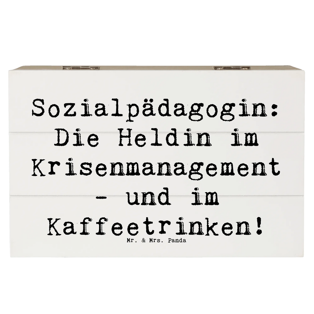 Holzkiste Spruch Sozialpädagogin: Die Heldin im Krisenmanagement - und im Kaffeetrinken! XXL, Kiste, Geschenkdose, Schatzkiste, Dekokiste, Schatulle, Erinnerungsbox, Erinnerungskiste, Aufbewahrungsbox, Geschenkbox, Truhe, Holzkiste, Beruf, Ausbildung, Jubiläum, Abschied, Rente, Kollege, Kollegin, Geschenk, Schenken, Arbeitskollege, Mitarbeiter, Firma, Danke, Dankeschön