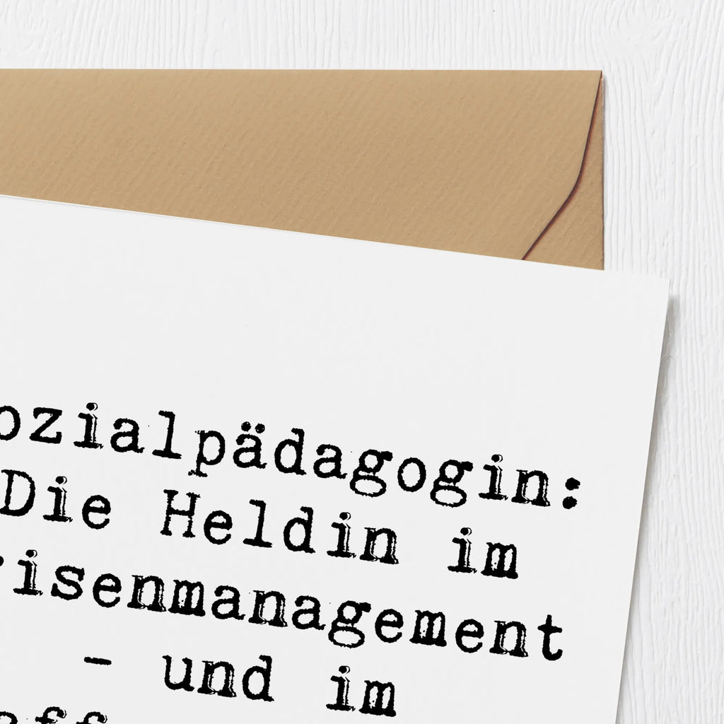 Deluxe Card Saying Sozialpädagogin: Die Heldin im Krisenmanagement - und im Kaffeetrinken! Karte, Grußkarte, Einladungskarte, Glückwunschkarte, Geburtstagskarte, Klappkarte, Hochwertige Grußkarte, Hochzeitskarte, Hochwertige Klappkarte, Beruf, Ausbildung, Jubiläum, Abschied, Rente, Kollege, Kollegin, Geschenk, Schenken, Arbeitskollege, Mitarbeiter, Firma, Danke, Dankeschön