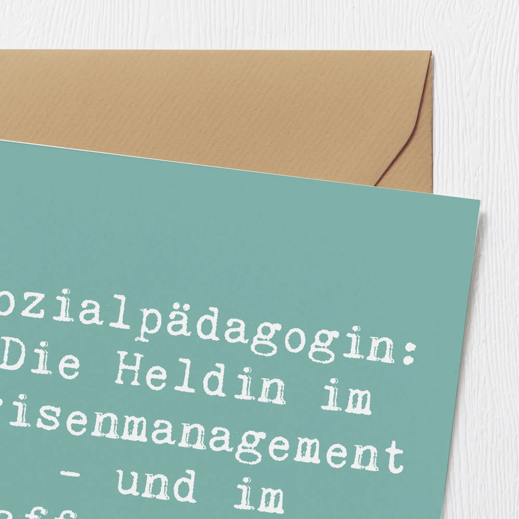 Deluxe Card Saying Sozialpädagogin: Die Heldin im Krisenmanagement - und im Kaffeetrinken! Karte, Grußkarte, Einladungskarte, Glückwunschkarte, Geburtstagskarte, Klappkarte, Hochwertige Grußkarte, Hochzeitskarte, Hochwertige Klappkarte, Beruf, Ausbildung, Jubiläum, Abschied, Rente, Kollege, Kollegin, Geschenk, Schenken, Arbeitskollege, Mitarbeiter, Firma, Danke, Dankeschön