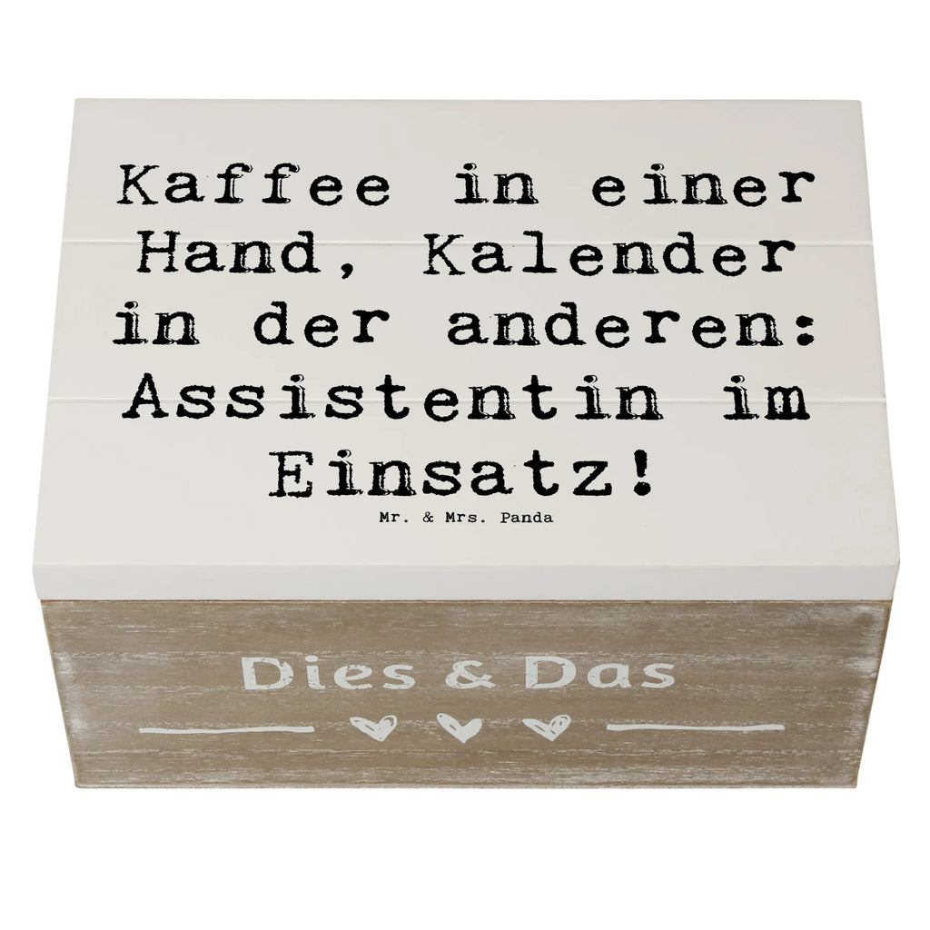 Holzkiste Spruch Kaffee in einer Hand, Kalender in der anderen: Assistentin im Einsatz! Geschenkdose, Aufbewahrungsbox, Erinnerungsbox, XXL, Holzkiste, Kiste, Truhe, Dekokiste, Schatulle, Geschenkbox, Schatzkiste, Erinnerungskiste, Beruf, Ausbildung, Jubiläum, Abschied, Rente, Kollege, Kollegin, Geschenk, Schenken, Arbeitskollege, Mitarbeiter, Firma, Danke, Dankeschön