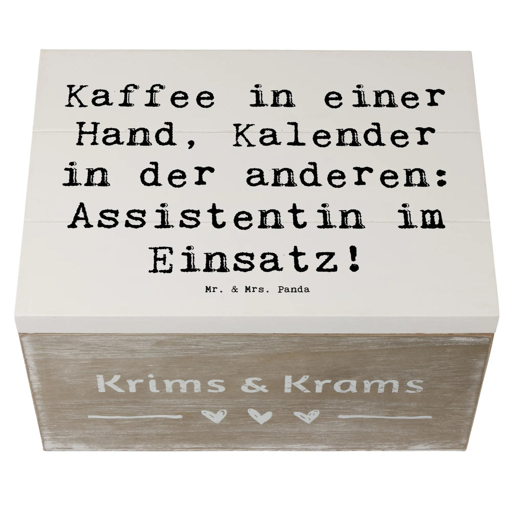 Holzkiste Spruch Kaffee in einer Hand, Kalender in der anderen: Assistentin im Einsatz! Geschenkdose, Aufbewahrungsbox, Erinnerungsbox, XXL, Holzkiste, Kiste, Truhe, Dekokiste, Schatulle, Geschenkbox, Schatzkiste, Erinnerungskiste, Beruf, Ausbildung, Jubiläum, Abschied, Rente, Kollege, Kollegin, Geschenk, Schenken, Arbeitskollege, Mitarbeiter, Firma, Danke, Dankeschön