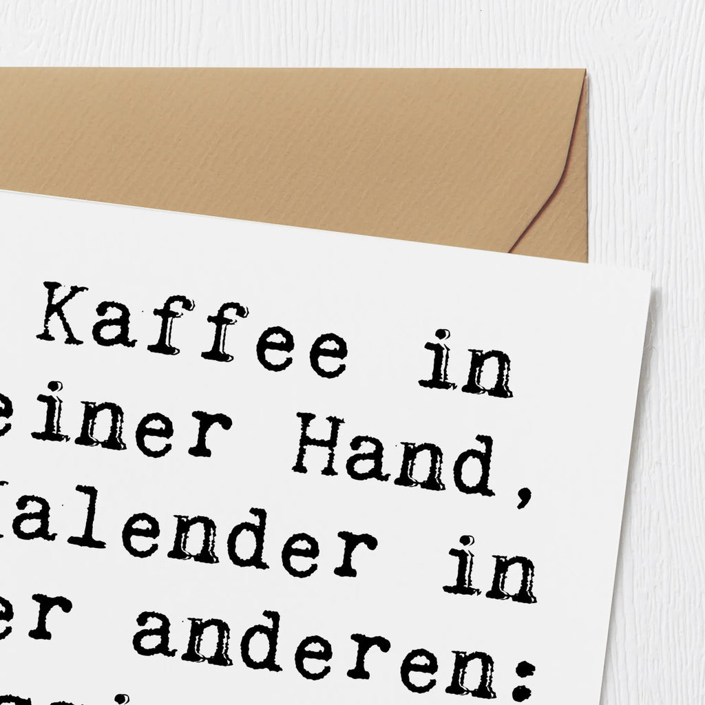 Deluxe Karte Spruch Kaffee in einer Hand, Kalender in der anderen: Assistentin im Einsatz! Hochwertige Klappkarte, Hochzeitskarte, Glückwunschkarte, Karte, Grußkarte, Hochwertige Grußkarte, Geburtstagskarte, Einladungskarte, Klappkarte, Beruf, Ausbildung, Jubiläum, Abschied, Rente, Kollege, Kollegin, Geschenk, Schenken, Arbeitskollege, Mitarbeiter, Firma, Danke, Dankeschön