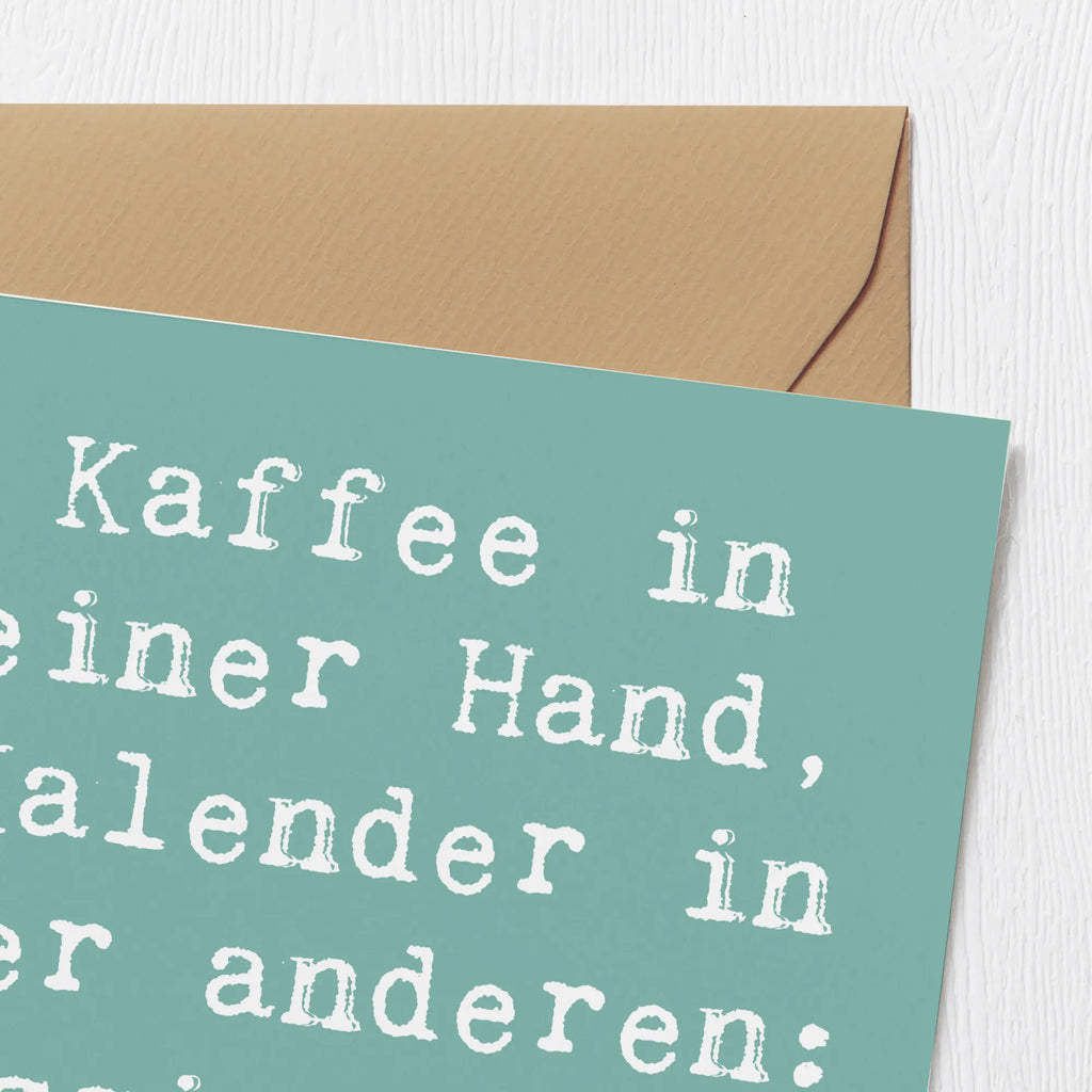 Deluxe Karte Spruch Kaffee in einer Hand, Kalender in der anderen: Assistentin im Einsatz! Hochwertige Klappkarte, Hochzeitskarte, Glückwunschkarte, Karte, Grußkarte, Hochwertige Grußkarte, Geburtstagskarte, Einladungskarte, Klappkarte, Beruf, Ausbildung, Jubiläum, Abschied, Rente, Kollege, Kollegin, Geschenk, Schenken, Arbeitskollege, Mitarbeiter, Firma, Danke, Dankeschön