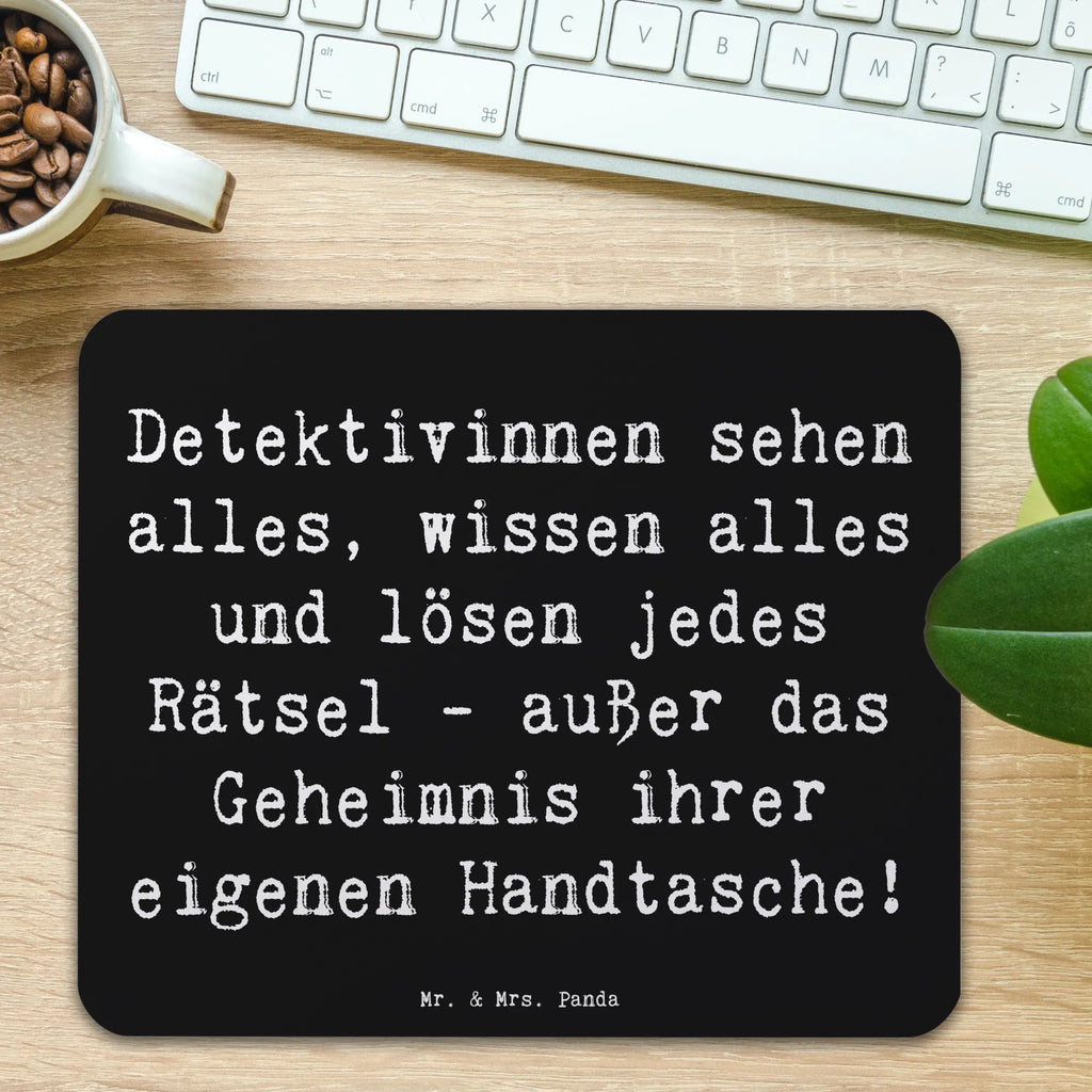 Mouse mat Saying Detektivinnen sehen alles, wissen alles und lösen jedes Rätsel - außer das Geheimnis ihrer eigenen Handtasche! Mousepad, Mauspad, Computer zubehör, Designer Mauspad, Mausunterlage, Arbeitszimmer, Mauspad Büro, PC Zubehör, Büroausstattung, Einzigartiges Mauspad, Beruf, Ausbildung, Jubiläum, Abschied, Rente, Kollege, Kollegin, Geschenk, Schenken, Arbeitskollege, Mitarbeiter, Firma, Danke, Dankeschön